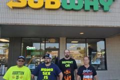 Subway negou vender lanche a pregador devido à camiseta bíblica