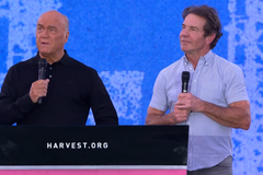 Dennis Quaid se junta a pastor em cruzada evangelística e testemunha sua fé cristã