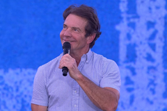 Ator Dennis Quaid vai à cruzada evangelística com 45 mil pessoas