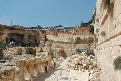Arqueólogos descobrem antigo fosso que protegia reis bíblicos em Jerusalém