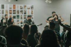 Muçulmanos invadem culto e forçam cristãos a parar de adorar a Jesus