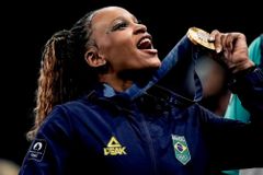 Rebeca Andrade após medalha de ouro: 'Orei bastante a Deus'