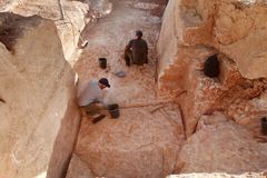 Arqueólogos escavam pedras que podem ter sido usadas em estradas percorridas por Jesus