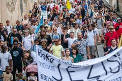 2.000 cristãos proclamam Jesus nas ruas de Praga e realizam batismo em praça