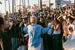 80 pessoas aceitam Jesus após evangelismo em praia na Califórnia