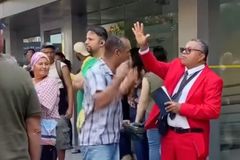 Mágico de rua se irrita com pregação de evangelista