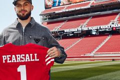 Jogador da NFL recebe alta um dia após ser baleado no peito: 'Deus o protegeu'