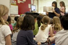 EUA: Departamento de Saúde pede que escolas evitem termos \"filho\" e \"filha\"