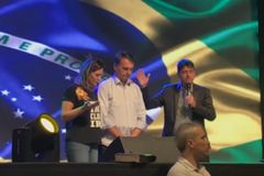 "Foi Deus", diz Bolsonaro sobre vitória nas urnas durante culto; Pastor ora por Brasil próspero | Notícias Gospel