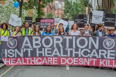 Marcha Pela Vida reúne centenas contra o aborto no centro de Londres