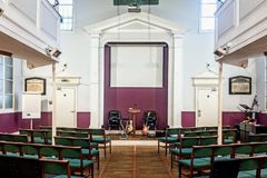 Muçulmana invade igreja na Inglaterra e diz: \"Estou aqui para matar o Deus dos judeus\"