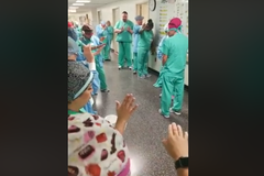 Vídeo mostra enfermeiros orando por colegas e pacientes em hospital