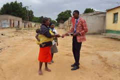 Pastor testemunha o agir de Deus com evangelismo de rua, indo nas casas | Notícias Gospel