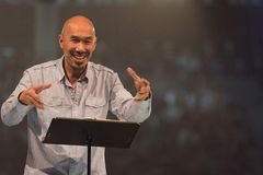 Pastor batiza o melhor amigo após passar 30 anos orando por sua conversão