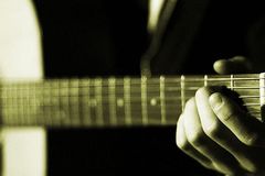 O que você ‘ouve’ pode te tirar da presença de Deus, afirma autora