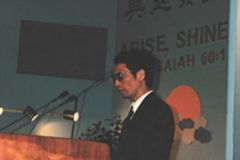 Pastor americano preso há quase 20 anos na China é libertado e reencontra família