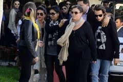 Eyshila e familiares se emocionam no enterro de Matheus Oliveira: \"A vontade de Deus é soberana\"