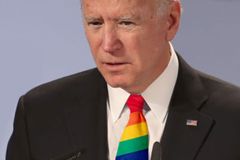 Militância LGBT exige que Biden descredencie escolas cristãs nos EUA