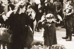 Judia aceita Jesus e perdoa oficial nazista que matou sua mãe durante o Holocausto