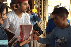 Mulher entrega Bíblia aos assassinos do seu próprio marido