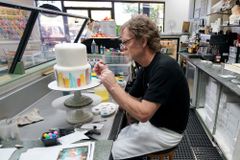 Confeiteiro cristão processado por recusar fazer bolo de festa trans