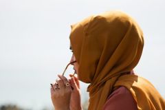 Ex-muçulmana tem comida negada após mãe descobrir conversão no Oriente Médio