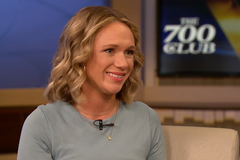 Mulher que quase foi abortada pelos pais recebe cura da rejeição: ‘Recebi o amor de Deus’