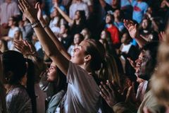 6 mil alunos adoram a Jesus em universidade e são batizados