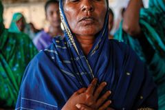 Mulher rejeita tradição de família cartomante e escolhe a fé em Jesus