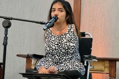 \"Deus não erra\", testemunha mulher que tinha apenas 5 minutos de vida e nasceu sem braços