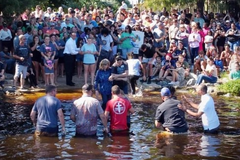 Evangelismo coletivo leva ao batismo de quase 200 adolescentes