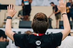 Ex-trans testemunha transformação na Marcha da Liberdade: \"Agora sou uma mulher de Deus\"