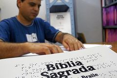 Sociedade Bíblica vai doar mais de 2 mil Bíblias em braile para cegos