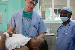 Cirurgião missionário se prepara para voltar à África, preocupado com impacto da pandemia