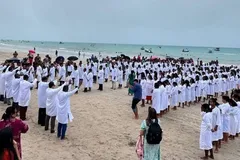 Igreja batiza mais de 400 pessoas em praia de Alagoas