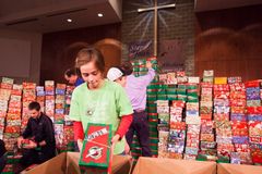 Menina mobiliza igreja e distribui 10 mil caixas de presentes para crianças carentes