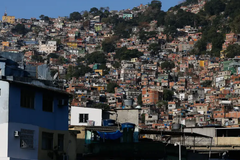 Igrejas são mais numerosas do que escolas e hospitais em favelas, aponta IBGE