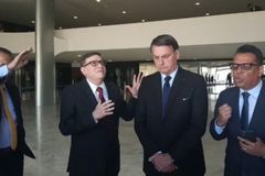 Pastores oram com Bolsonaro: ‘Temos uma arma que o Exército não tem'