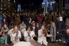 Cristãos louvam de joelhos em praça da Holanda que foi palco de ataques a judeus