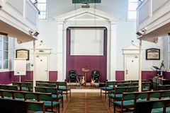 Muçulmana invade igreja na Inglaterra e diz: \"Estou aqui para matar o Deus dos judeus\"