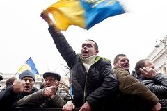 Com aumento da tensão em relação à Rússia, ucranianos buscam consolo em orações