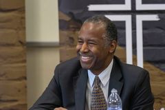 \"Deus ainda está no comando\", diz Ben Carson após se recuperar de estado grave de Covid-19