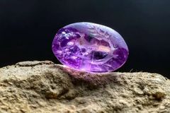 Pedra encontrada em Jerusalém traz representação da 'árvore do bálsamo de Gileade'