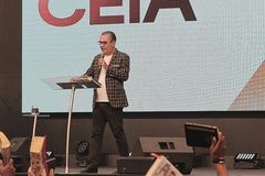 ‘Mijam fora do vaso’: Silas Malafaia dá bronca por sujeira em WC