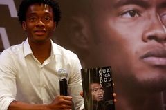 Craque da Colômbia lança biografia onde expõe sua fé: ‘Tudo é possível ao que crê’