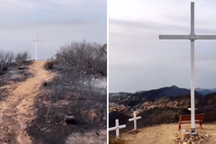 Cruz fica intacta após incêndios florestais queimarem tudo ao redor, em Malibu