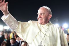 Vaticano aprova diretrizes que permitem homens gays se tornem padres