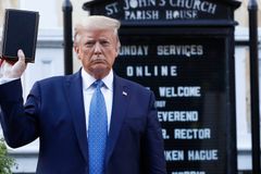 Com a Bíblia na mão, Trump caminha até igreja incendiada em protestos