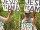 Idoso sem-teto prega a motoristas na beira da estrada: \"Jesus te ama\"