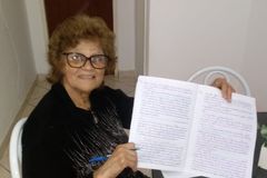 Idosa de 79 anos copia Bíblia à mão: \"Quando estou escrevendo, estou aprendendo\"